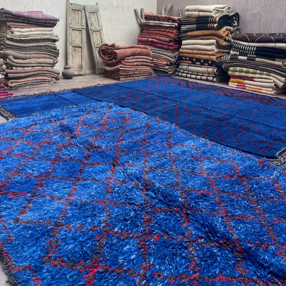 Blue Moroccan rugs and carpets on the ground - Nouvelle Nomad