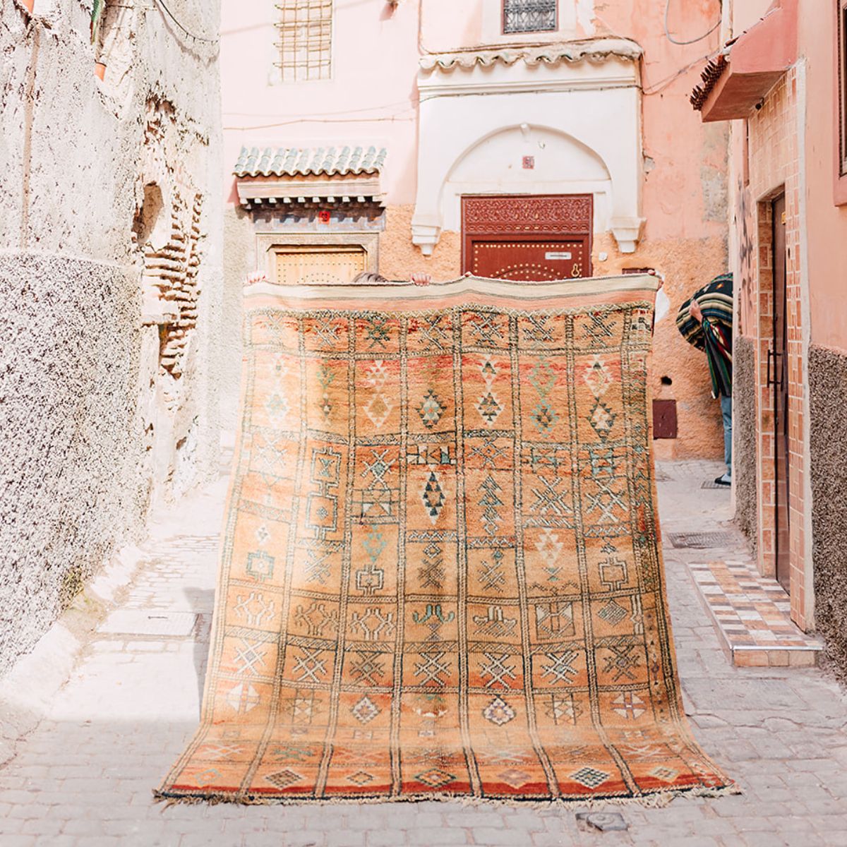 Brown Moroccan rug in the street in Marrakech - Nouvelle Nomad