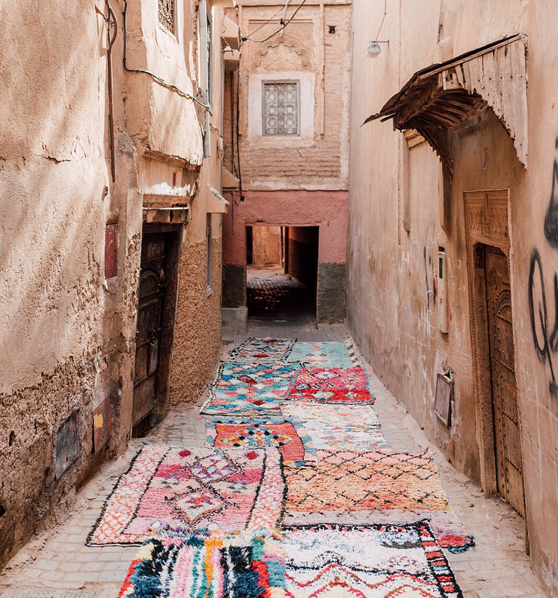 Bright and colourful vintage Moroccan boucherouite rugs in a street in Marrakech - Nouvelle Nomad
