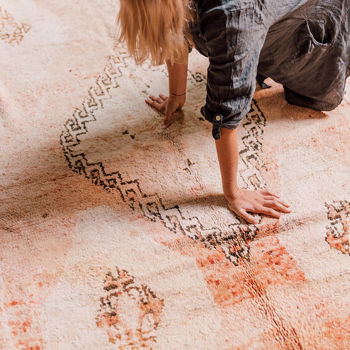 Pink vintage Moroccan Boujad rug on the ground - Nouvelle Nomad