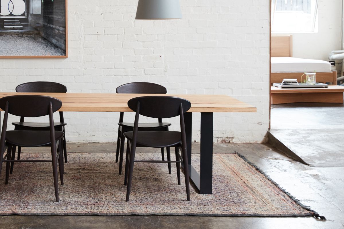 A Nouvelle Nomad rug under a Mark Tuckey table and chairs