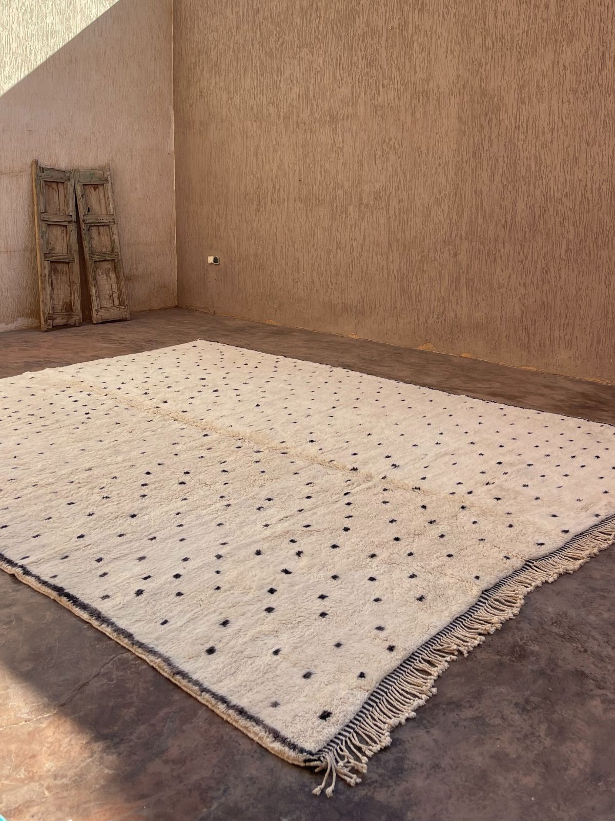 X-Large - Spots Contemporary Beni M'Rirt Rug - Cream & Black 350x439cm