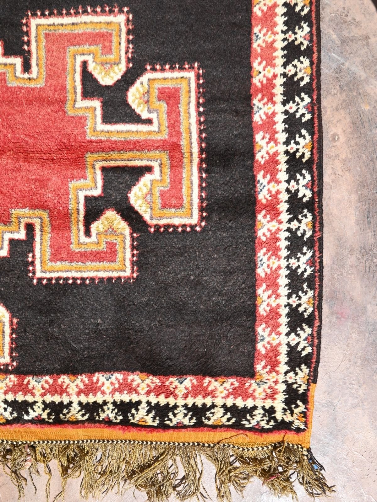 Taznakht Vintage Moroccan Rug - Red & Black 155x284cm