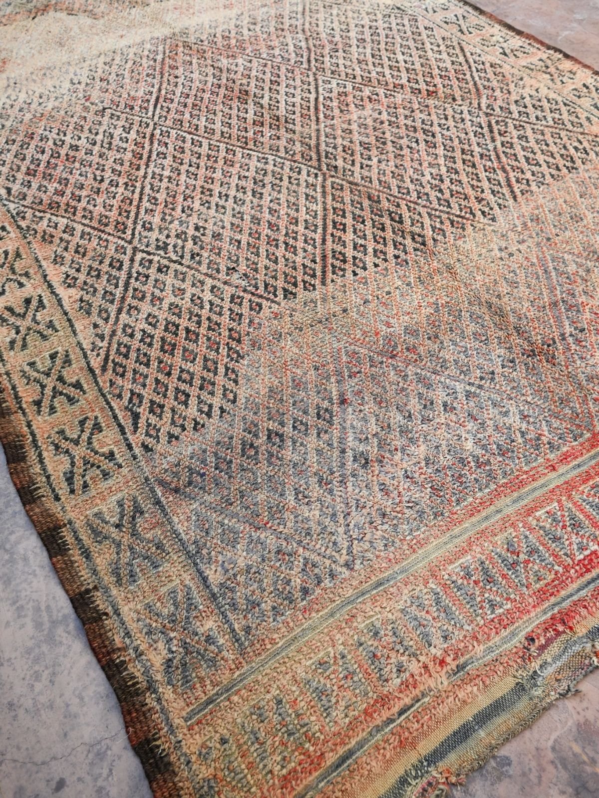 Vintage Moroccan Rug - Beni MGuild Peach Grey 191x282cm